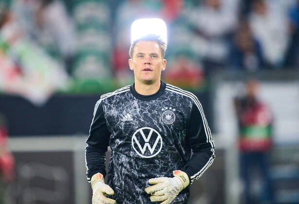 Manuel NEUER, DFB 1 goalkeeper, Gymnastics, stretching, warming up, warm-up, preparation for the game, in the match GERMANY - LIECHTENSTEIN 9-0 Qualification for World Championships 2022 in Qatar, WM Quali, Season 2021 2022, Nov 11, 2021 in Wolfsburg, Germany.