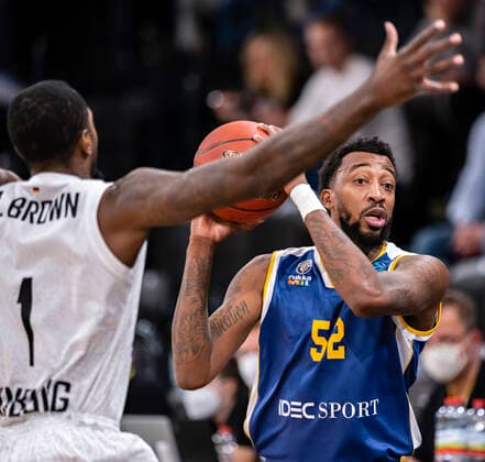 Zach Brown (Towers), Jordan Mcrae (Boulogne) 7Days Eurocup, Basketball, Saison 2021 2022, 05. Spieltag 16.11.21, Hamburg, Hamburg Towers vs. Boulogne Metropolitans 92, Â