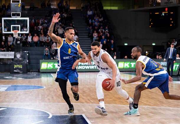 David Michineau (Boulogne), Ray Michael McCallum Jr. (Towers), Will Cummings (Boulogne) 7Days Eurocup, Basketball, Saison 2021 2022, 05. Spieltag 16.11.21, Hamburg, Hamburg Towers vs. Boulogne Metropolitans 92, Â