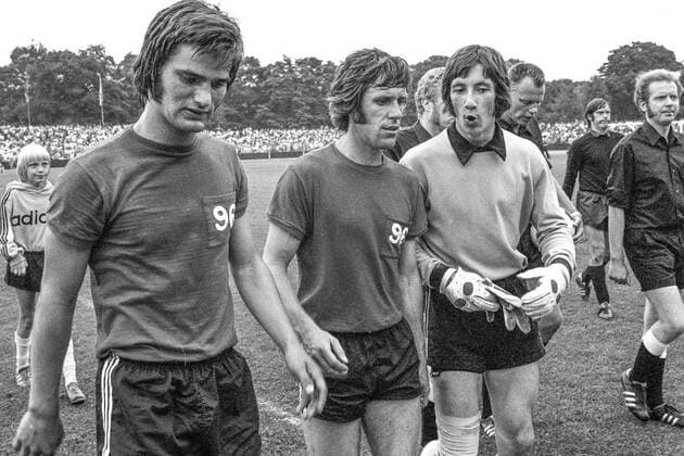 Aus 1. BL -Saison 1973-74- Hanover 96 gegen den 1. FC Kaiserslautern 4-2 im Eilenriedestadion. Spielende. Han96 Spieler von links: Karl-August Herbeck_Juergen Bandura und TW Reinhard Dittel. *** From 1 BL season 1973 74 Hanover 96 against 1 FC Kaiserslautern 4 2 in Eilenriedestadion End of game Han96 players from left Karl August Herbeck Juergen Bandura and TW Reinhard Dittel