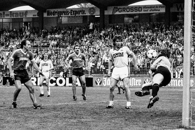 Aus 2. BL Hannover 96 (dunkles Trikot) gegen Kickers Offenbach 2:2 am 29.09.1984 im Niedersachsenstadion. Im Foto: Am Ball Kicker TW Oliver Reck -hâˆöÂßlt Schuss von Franz Gerber li. -Mitte 96 Spieler Fred Schaub. *** From 2 BL Hannover 96 dark jersey against Kickers Offenbach 2 2 on 29 09 1984 in Niedersachsenstadion In the photo On the ball kicker TW Oliver Reck hâˆöÂßlt shot of Franz Gerber li center 96 player Fred Schaub