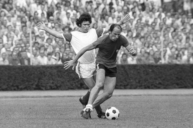 Aus 1. BL -Saison 1973-74- Hanover 96 gegen den 1. FC Kaiserslautern 4-2 im Eilenriedestadion. Am Ball Han96 Spieler Georg Damjanoff. *** From 1 BL season 1973 74 Hanover 96 against 1 FC Kaiserslautern 4 2 in Eilenriedestadion On the ball Han96 player Georg Damjanoff