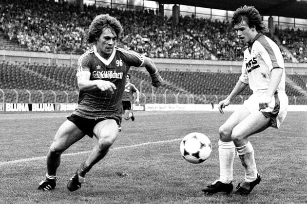 Aus 2. BL Hannover 96 (dunkles Trikot) gegen Kickers Offenbach 2:2 am 29.09.1984 im Niedersachsenstadion. Im Foto: Han96 Spieler ist Frank Hartmann li. *** From 2 BL Hannover 96 dark shirt against Kickers Offenbach 2 2 on 29 09 1984 in the Niedersachsenstadion In the photo Han96 player is Frank Hartmann li