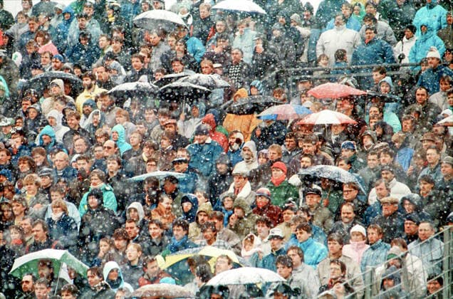 Aus 1. BL Saison 1987 88 Hannover 96 gegen den 1. FC Kaiserslautern 1:0 am 05.03.1988 im Niedersachsenstadion. Im Foto: Han96 Fans im Schneetreiben *** From 1 BL season 1987 88 Hannover 96 against 1 FC Kaiserslautern 1 0 on 05 03 1988 in the Niedersachsenstadion In the photo Han96 fans in the driving snow