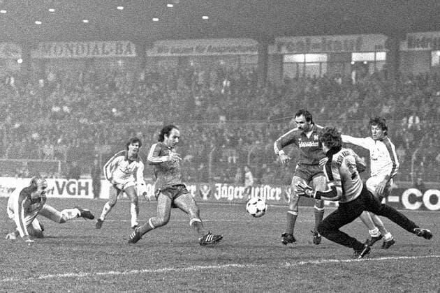 Aus 2. BL Saison 1984 1985 Hannover 96 (dunkles Trikot) gegen KSV Hessen Kassel 1:3 am 01.12.1984 im Niedersachsenstadion. Im Foto: KSV TW Hans Wulf hält auch diesen Schuss von 96 Spieler Franz Gerber - re. 96 Spieler Fred Schaub. *** From 2 BL season 1984 1985 Hannover 96 dark jersey against KSV Hessen Kassel 1 3 on 01 12 1984 in the Niedersachsenstadion In the photo KSV TW Hans Wulf holds also this shot of 96 player Franz Gerber re 96 player Fred Schaub
