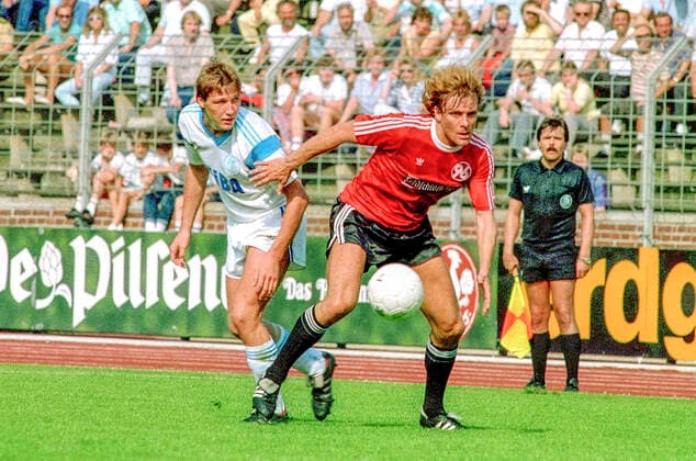 Peter Hobday re. von Han96. Aus 1. BL Saison 1987-1988 Hannover 96 gegen den Karlsruher SC 3:2 am 22.08.1987 im Niedersachsenstadion. *** Peter Hobday re from Han96 from 1 BL season 1987 1988 Hannover 96 against Karlsruher SC 3 2 on 22 08 1987 in Niedersachsenstadion