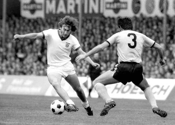 Bundesliga 1971 72: Borussia Dortmund - FC Bayern München 0:1 24.06.1972. Paul Breitner (FCB) umkurvt seinen Gegenspieler. Nur fuer journalistische Zwecke! Only for editorial use! *** Bundesliga 1971 72 Borussia Dortmund FC Bayern München 0 1 24 06 1972 Paul Breitner FCB curves around his opponent Only for journalistic use Only for editorial use HM