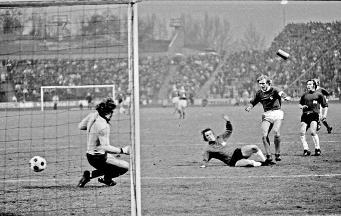 Aus 1. BL Saison 1972 73 Hannover 96 (schwarze Hose) - Kickers Offenbach 1:1 am 04.11.1972 im Niedersachsenstadion. Im Foto: Kickers Spieler Sigfried Held hier mit dem 1:1 Ausgleich gegen Peter Anders und TW Franz-Josef Pauly *** From 1 BL season 1972 73 Hannover 96 black trousers Kickers Offenbach 1 1 on 04 11 1972 in the Niedersachsenstadion In the photo Kickers player Sigfried Held here with the 1 1 equalizer against Peter Anders and TW Franz Josef Pauly