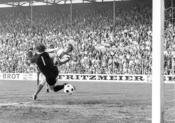 Bundesliga 1971 72: FC Bayern München - Hamburger SV 4:3 06.05.1972 Tor zum 2:0 für Bayern durch Uli Hoeneß gegen Torwart Rudi Kargus (HSV). Nur fuer journalistische Zwecke! Only for editorial use! *** Bundesliga 1971 72 FC Bayern München Hamburger SV 4 3 06 05 1972 Goal to 2 0 for Bayern by Uli Hoeneß against goalkeeper Rudi Kargus HSV Only for journalistic use Only for editorial use HM