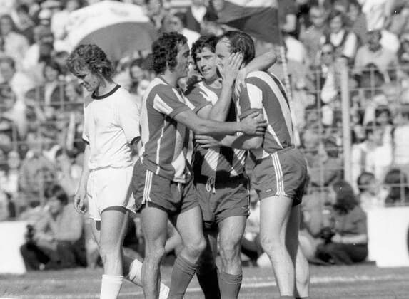Bundesliga 1971 72: FC Bayern München - SG Eintracht Frankfurt 6:3 03.06.1972. Jubel der Bayern. V.l: Herwart Koppenhöfer, Gerd Müller und Franz Bulle Roth. Nur fuer journalistische Zwecke! Only for editorial use! *** Bundesliga 1971 72 FC Bayern München SG Eintracht Frankfurt 6 3 03 06 1972 Jubel der Bayern V l Herwart Koppenhöfer, Gerd Müller and Franz Bulle Roth Only for journalistic use Only for editorial use HM