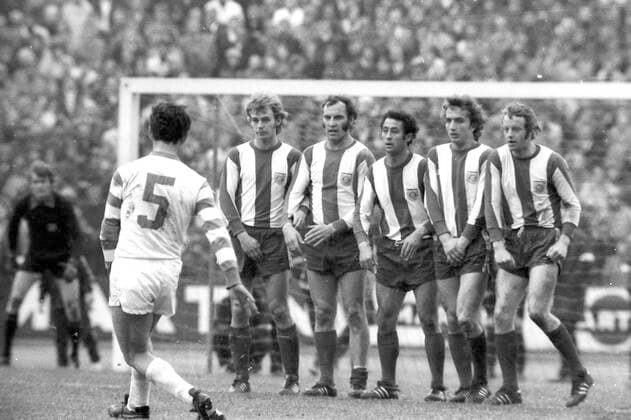 Bundesliga 1971 72: MSV Duisburg - FC Bayern München 3:0 22.04.1972. Die Abwehrmauer des FC Bayern beim Freistoß für den MSV. Nur fuer journalistische Zwecke! Only for editorial use! *** Bundesliga 1971 72 MSV Duisburg FC Bayern Munich 3 0 22 04 1972 The defensive wall of FC Bayern at the free kick for MSV Only for journalistic use Only for editorial use HM
