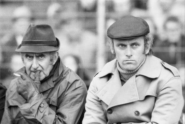 Bundesliga 1971 72: MSV Duisburg - FC Bayern München 3:0 22.04.1972. Nachdenkliche Mienen auf der Bayern-Bank. Trainer Udo Lattek (re.) und Manager Robert Schwan. Nur fuer journalistische Zwecke! Only for editorial use! *** Bundesliga 1971 72 MSV Duisburg FC Bayern Munich 3 0 22 04 1972 Pensive expressions on the Bayern bench Coach Udo Lattek re and manager Robert Schwan Only for journalistic use Only for editorial use HM