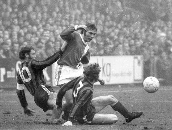 Bundesliga 1971 72: FC Schalke 04 - Hannover 96 5:0 22.01.1972 Reinhard Stan Libuda (S04) gegen zwei Hannoveraner. Nur fuer journalistische Zwecke! Only for editorial use! *** Bundesliga 1971 72 FC Schalke 04 Hannover 96 5 0 22 01 1972 Reinhard Stan Libuda S04 against two Hannoverians Only for journalistic use Only for editorial use HM