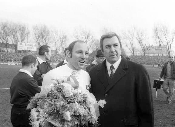 Bundesliga 1971 72: FC Schalke 04 - Hamburger SV 3:0 05.02.1972 Schalke-Präsident Günter Oskar Siebert ehrt Uwe Seeler (HSV) vor dem Spiel. Nur fuer journalistische Zwecke! Only for editorial use! *** Bundesliga 1971 72 FC Schalke 04 Hamburger SV 3 0 05 02 1972 Schalke president Günter Oskar Siebert honours Uwe Seeler HSV before the match Only for journalistic use Only for editorial use HM