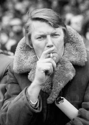 Bundesliga 1971 72: FC Schalke 04 - Hamburger SV 3:0 05.02.1972 Manager Günter Schiefelbein (HSV) Portrait mit Zigarette. Nur fuer journalistische Zwecke! Only for editorial use! *** Bundesliga 1971 72 FC Schalke 04 Hamburger SV 3 0 05 02 1972 Manager Günter Schiefelbein HSV Portrait with cigarette Only for journalistic use Only for editorial use HM