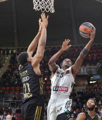 Bayerns 21 Augustine RUBIT vs pat03. Basketball, FC Bayern - Athen, am 18.11.2021, Basketball Euroleague, FC Bayern Muenchen Basketball - Panathinaikos Opap Athen, Saison 2021-2022 in Muenchen, A U D I D O M E, Deutschland. Quelle Copyright Credit : Oryk HAIST
