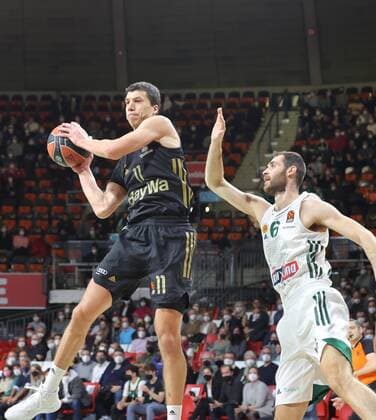 Bayerns 11 Vladimir LUCIC vs Athens 6 PAPAGIANIS. Basketball, FC Bayern - Athen, am 18.11.2021, Basketball Euroleague, FC Bayern Muenchen Basketball - Panathinaikos Opap Athen, Saison 2021-2022 in Muenchen, A U D I D O M E, Deutschland. Quelle Copyright Credit : Oryk HAIST