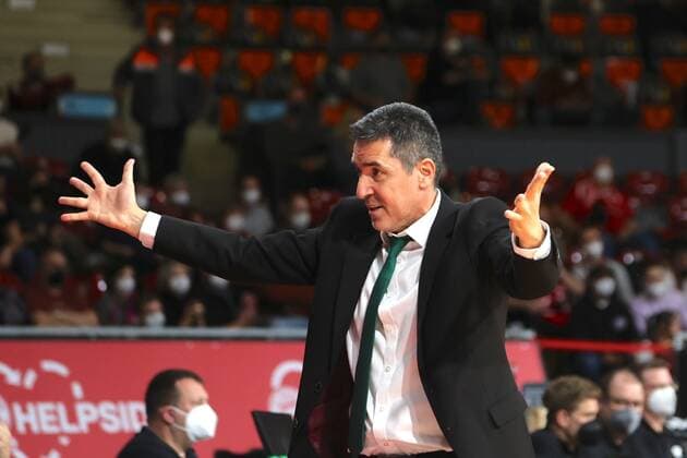 Athens Coach Dimitris PRIFTIS. Basketball, FC Bayern - Athen, am 18.11.2021, Basketball Euroleague, FC Bayern Muenchen Basketball - Panathinaikos Opap Athen, Saison 2021-2022 in Muenchen, A U D I D O M E, Deutschland. Quelle Copyright Credit : Oryk HAIST