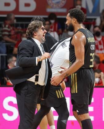 Bayerns - Head Coach Andrea TRINCHIERI und Bayerns 32 Darrun HILLARD. Basketball, FC Bayern - Athen, am 18.11.2021, Basketball Euroleague, FC Bayern Muenchen Basketball - Panathinaikos Opap Athen, Saison 2021-2022 in Muenchen, A U D I D O M E, Deutschland. Quelle Copyright Credit : Oryk HAIST