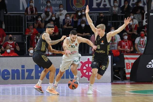 ayerns 13 Andreas OBST, Athens 10 PAPAPETROU and Bayerns 10 Ognien JARAMAZ. Basketball, FC Bayern - Athen, am 18.11.2021, Basketball Euroleague, FC Bayern Muenchen Basketball - Panathinaikos Opap Athen, Saison 2021-2022 in Muenchen, A U D I D O M E, Deutschland. Quelle Copyright Credit : Oryk HAIST