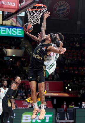18.11.2021, Euro League FC Bayern Basketball vs Panathinaikos, Audi Dome Muenchen, Basketball, im Bild: Nick Weiler-Babi (FCB Basketball) vs Daryl Macon (Panathinaikos)