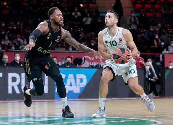 18.11.2021, Euro League FC Bayern Basketball vs Panathinaikos, Audi Dome Muenchen, Basketball, im Bild: Deshaun Thomas (FCB Basketball) vs Ioannis Papapetrou (Panathinaikos)