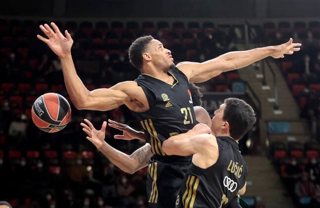Sport Bilder des Tages 18.11.2021, Euro League FC Bayern Basketball vs Panathinaikos, Audi Dome Muenchen, Basketball, im Bild: Augustine Rubit (FCB Basketball) und Vladimir Lucic (FCB Basketball) vs Okaro White (Panathinaikos)