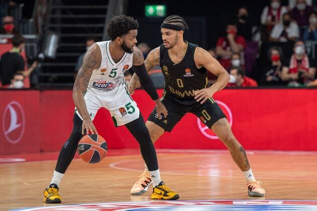 Daryl Macon 5 (Panathinaikos Athen), Nick Weiler-Babb 0 (FC Bayern), FC Bayern Basketball vs. Panathinaikos Athen, Euroleague, 18.11.2021 Muenchen Bayern Deutschland