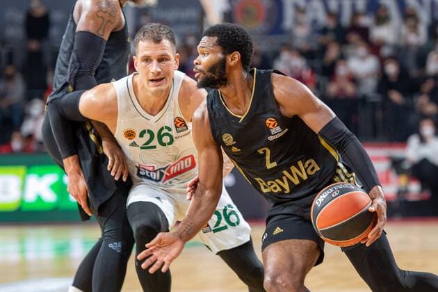 Nemanja Nedovic 26 (Panathinaikos Athen), Corey Walden 2 (FC Bayern), FC Bayern Basketball vs. Panathinaikos Athen, Euroleague, 18.11.2021 Muenchen Bayern Deutschland