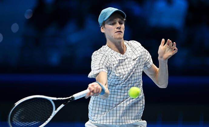 November 18, 2021, Turin, Italy: Jannik Sinner of Italy returns the ball during the match against Danil Medvedev of Russia at the Nitto ATP, Tennis Herren Finals in Turin, Italy, 18 November 2021..ANSA ALESSANDRO DI MARCO Turin Italy - ZUMAa110 20211118_zaf_a110_084 Copyright: xAlessandroxDixMarcox