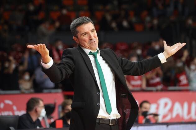 Athens Coach Dimitris PRIFTIS. Basketball, FC Bayern - Athen, am 18.11.2021, Basketball Euroleague, FC Bayern Muenchen Basketball - Panathinaikos Opap Athen, Saison 2021-2022 in Muenchen, A U D I D O M E, Deutschland. Quelle Copyright Credit : Oryk HAIST