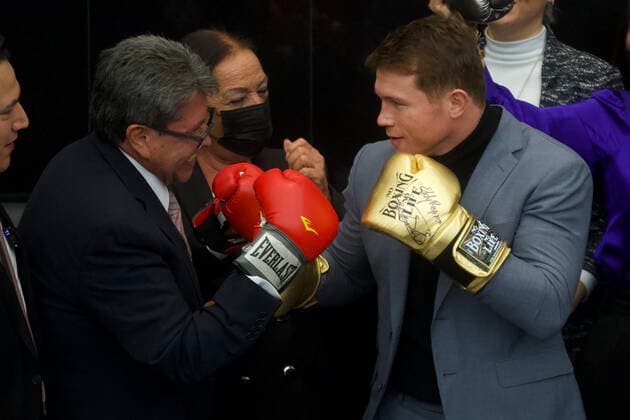 Canelo Alvarez Recognized For His Career In Boxing MEXICO CITY, MEXICO - NOVEMBER 18, 2021: The parliamentary leader for the National Regeneration Movement Party (Morena) in the Senate of the Republic, Ricardo Monreal and the world boxing champion, Saul Ãlvarez El Canelo pose for photos wears golden boxing gloves, during the recognition delivery. On November 18, 2021 in Mexico City, Mexico. (Photo by Julian Lopez Eyepix Group) Copyright: xJulianxLopezx EYEPIXGROUP_JL_18112021_19704
