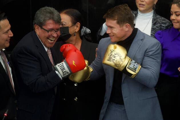 Sport Themen der Woche KW46 Sport Bilder des Tages Canelo Alvarez Recognized For His Career In Boxing MEXICO CITY, MEXICO - NOVEMBER 18, 2021: The parliamentary leader for the National Regeneration Movement Party (Morena) in the Senate of the Republic, Ricardo Monreal and the world boxing champion, Saul Ãlvarez El Canelo pose for photos wears golden boxing gloves, during the recognition delivery. On November 18, 2021 in Mexico City, Mexico. (Photo by Julian Lopez Eyepix Group) Copyright: xJulianxLopezx EYEPIXGROUP_JL_18112021_19705