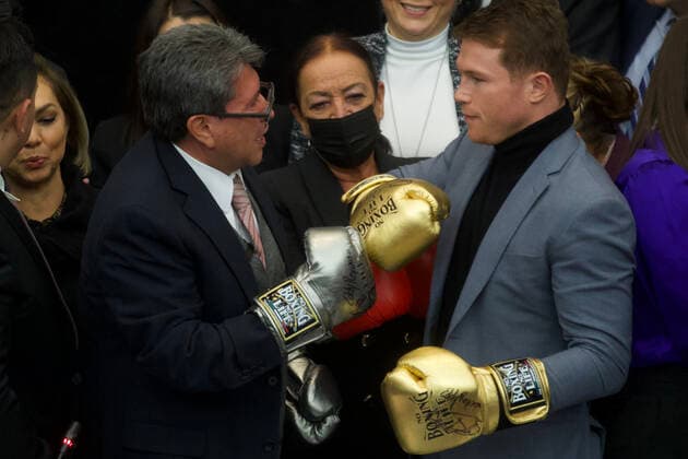 Canelo Alvarez Recognized For His Career In Boxing MEXICO CITY, MEXICO - NOVEMBER 18, 2021: The parliamentary leader for the National Regeneration Movement Party (Morena) in the Senate of the Republic, Ricardo Monreal and the world boxing champion, Saul Ãlvarez El Canelo pose for photos wears golden boxing gloves, during the recognition delivery. On November 18, 2021 in Mexico City, Mexico. (Photo by Julian Lopez Eyepix Group) Copyright: xJulianxLopezx EYEPIXGROUP_JL_18112021_19706