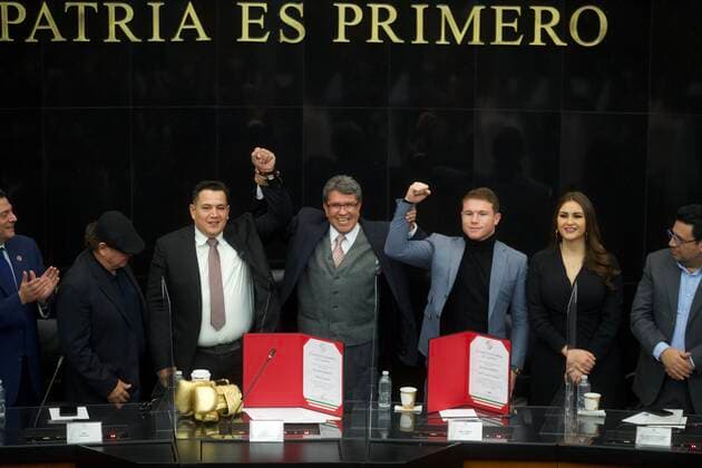 Canelo Alvarez Recognized For His Career In Boxing MEXICO CITY, MEXICO - NOVEMBER 18, 2021: The parliamentary leader for the National Regeneration Movement Party (Morena) in the Senate of the Republic, Ricardo Monreal, gives recognition to the Mexican Professional Boxing coach Eddy Reynoso and the world boxing champion, Saul Ãlvarez El Canelo for their great career in Mexican Boxing. On November 18, 2021 in Mexico City, Mexico. (Photo by Julian Lopez Eyepix Group) Copyright: xJulianxLopezx EYEPIXGROUP_JL_18112021_19693