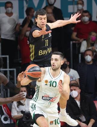 Bayerns 11 Vladimir LUCIC ueber Athens 10 PAPAPETROU. Basketball, FC Bayern - Athen, am 18.11.2021, Basketball Euroleague, FC Bayern Muenchen Basketball - Panathinaikos Opap Athen, Saison 2021-2022 in Muenchen, A U D I D O M E, Deutschland. Quelle Copyright Credit : Oryk HAIST