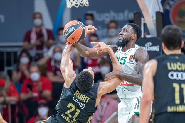 Augustine Rubit 21 (FC Bayern), Okaro White 15 (Panathinaikos Athen), FC Bayern Basketball vs. Panathinaikos Athen, Euroleague, 18.11.2021 Muenchen Bayern Deutschland