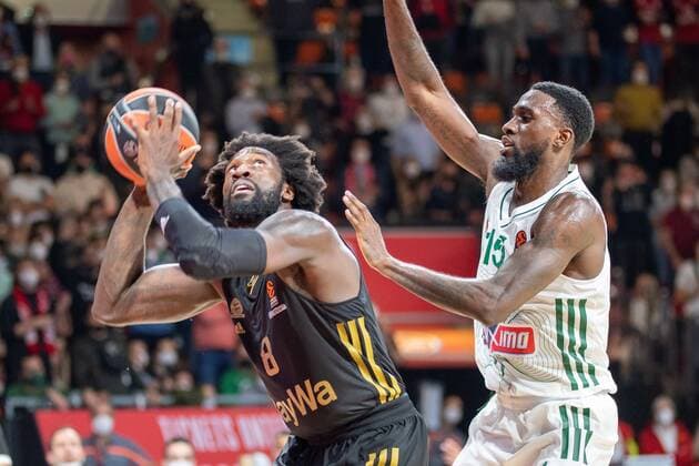 Othello Hunter 8 (FC Bayern), Okaro White 15 (Panathinaikos Athen), FC Bayern Basketball vs. Panathinaikos Athen, Euroleague, 18.11.2021 Muenchen Bayern Deutschland