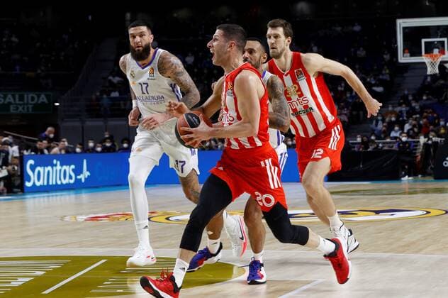 Red Star s Nikola Ivanovic (2L) in action against Real Madrid s players Adam Hanga (2R) and Vincent Poirier (L) during the Euroleague basketball game played at the WiZink Center in Madrid, Spain, 18 November 2021. Real Madrid - Red Star !ACHTUNG: NUR REDAKTIONELLE NUTZUNG!  Copyright: xJ.J.xGuillenx GRAF5714 20211118-8102ed27f8b7d4a90002f574fdb335b980578f09