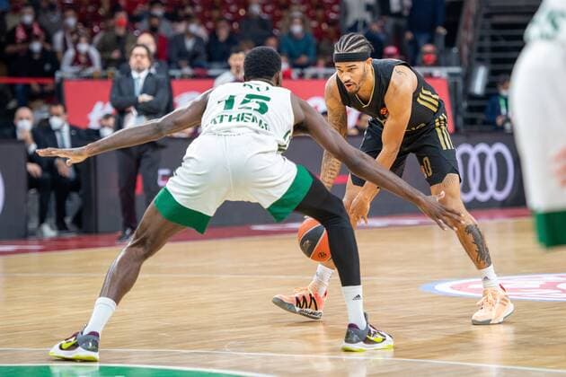 Okaro White 15 (Panathinaikos Athen), Nick Weiler-Babb 0 (FC Bayern), FC Bayern Basketball vs. Panathinaikos Athen, Euroleague, 18.11.2021 Muenchen Bayern Deutschland