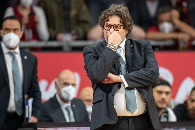Head Coach Andrea Trinchieri (FC Bayern) nachdenklich, FC Bayern Basketball vs. Panathinaikos Athen, Euroleague, 18.11.2021 Muenchen Bayern Deutschland