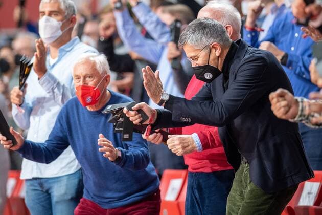 Vereinspraesident Herbert Hainer (FC Bayern München) feuert an, FC Bayern Basketball vs. Panathinaikos Athen, Euroleague, 18.11.2021 Muenchen Bayern Deutschland