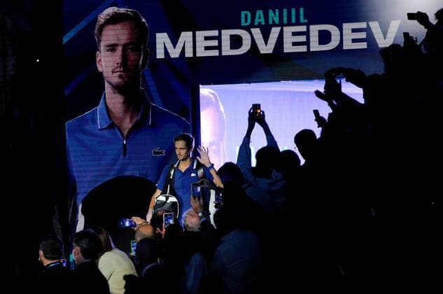 Mandatory Credit: Photo by Ella Ling Shutterstock (12604977ai) Daniil Medvedev of Russia walks onto court Nitto ATP, Tennis Herren World Tour Finals, Day 5, Tennis, Pala Alpitour, Turin, Italy - 18 Nov 2021 Nitto ATP World Tour Finals, Day 5, Tennis, Pala Alpitour, Turin, Italy - 18 Nov 2021 Copyright: xEllaxLing Shutterstockx 12604977ai