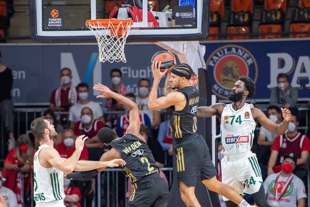 Corey Walden 2 (FC Bayern), Nick Weiler-Babb 0 (FC Bayern), Howard Sant-Roos 74 (Panathinaikos Athen), FC Bayern Basketball vs. Panathinaikos Athen, Euroleague, 18.11.2021 Muenchen Bayern Deutschland