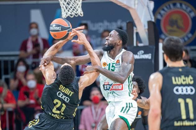Augustine Rubit 21 (FC Bayern), Okaro White 15 (Panathinaikos Athen), FC Bayern Basketball vs. Panathinaikos Athen, Euroleague, 18.11.2021 Muenchen Bayern Deutschland