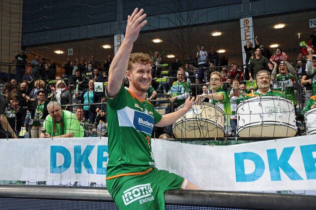 Sport Themen der Woche KW46 Sport Bilder des Tages 18.11.2021, xovx, Handball Bundesliga, HBL, HSG Wetzlar - HBW Balingen-Weilstetten Alexander Feld (HSG Wetzlar) bejubelt mit den Fans den 33:21 Sieg gegen Balingen-Weilstetten Wetzlar Rittal Arena Wetzlar Hessen Deutschland (DE) *** 18 11 2021, xovx, Handball Bundesliga, HBL, HSG Wetzlar HBW Balingen Weilstetten Alexander Feld HSG Wetzlar celebrates with the fans the 33 21 victory against Balingen Weilstetten Wetzlar Rittal Arena Wetzlar Hesse Germany EN