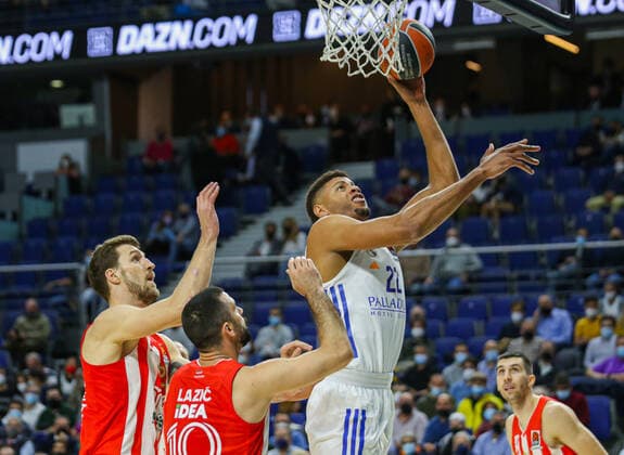 18th November 2021; Wizink Center; Madrid, Spain; Turkish Airlines Euroleague Basketball , Real Madrid versus Crvena Zvezda of Belgrade; Walter Tavares (Real Madrid Baloncesto) scores off the backboard  ActionPlus12340163 AgenciaLOF