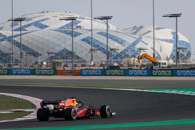 33 VERSTAPPEN Max (nld), Red Bull Racing Honda RB16B, action during the Formula 1 Ooredoo Qatar Grand Prix 2021, 20th round of the 2021 FIA Formula One World Championship, WM, Weltmeisterschaft from November 19 to 21, 2021 on the Losail International Circuit, in Lusail, Qatar - F1 - QATAR GRAND PRIX 2021 DPPI Panoramic  00121041_FGO05350.JPG_