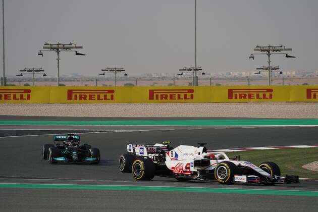 Formula 1 Ooredoo Qatar Grand Prix 2021 19.11.2021, Losail International Circuit, Doha, Formula 1 Ooredoo Qatar Grand Prix 2021 ,im Bild Nikita Mazepin (RUS), Haas F1 Team, Mick Schumacher (DEU), Haas F1 Team, Lewis Hamilton (GBR), Mercedes-AMG Petronas Formula One Team