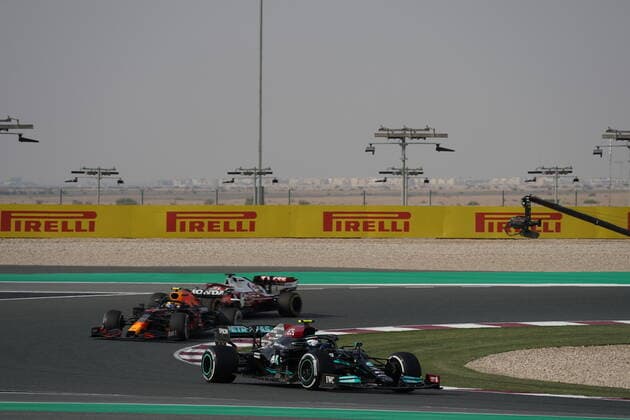 Formula 1 Ooredoo Qatar Grand Prix 2021 19.11.2021, Losail International Circuit, Doha, Formula 1 Ooredoo Qatar Grand Prix 2021 ,im Bild Valtteri Bottas (FIN), Mercedes-AMG Petronas Formula One Team, Sergio Perez (MEX), Red Bull Racing Honda, Kimi Raikkonen (FIN), Alfa Romeo Racing ORLEN